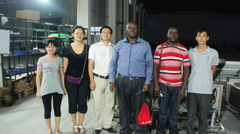 為南非客戶提供連續(xù)式洗菜機設(shè)備