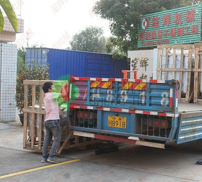 蘇州某廚房設(shè)備公司到我廠訂購的大批設(shè)備于近日出貨了