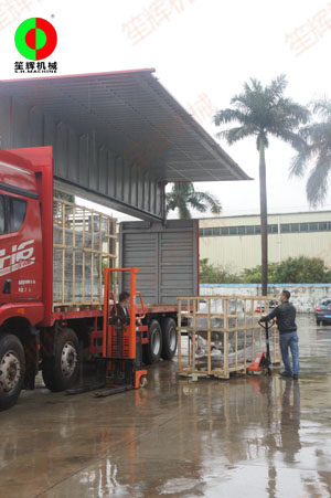上?？蛻羲奶诇u流清洗設備雨中裝車出貨