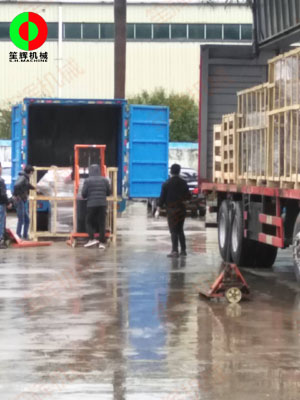 日前,客戶訂購(gòu)的蔬果加工機(jī)械裝車(chē)出貨!