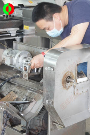 佛山客戶將多年老設(shè)備帶我司維修,并測(cè)試購買紅蘿卜削皮機(jī)!