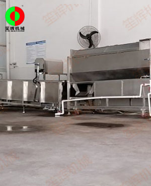 廣西客戶訂購的蔬果加工生產(chǎn)線設(shè)備安裝現(xiàn)場(chǎng)