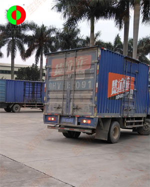 貨物已堆放到停車棚，三臺貨車扎堆裝車！