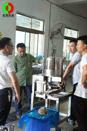 佛山客戶定購的肉餅成型機裝車出貨！