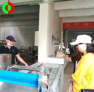 客戶親臨我司考察，測試蔬果切割清洗等設(shè)備！