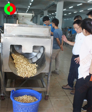 客戶到公司現(xiàn)場(chǎng)考察,并測(cè)試果蔬清洗機(jī)對(duì)花生的清洗效果！