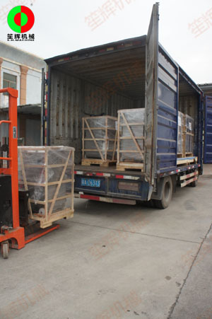 客戶訂購的切菜機(jī)及切肉機(jī)等一批食品加工機(jī)械裝車出貨！