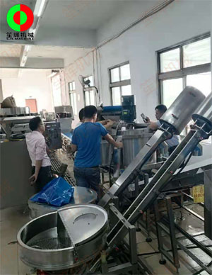客戶現(xiàn)場(chǎng)測(cè)試排骨切丁、清洗、連續(xù)式脫水系統(tǒng)生產(chǎn)線！