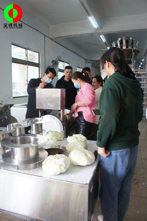 客戶現(xiàn)場了解瓜果分瓣及切割設(shè)備，最后現(xiàn)場簽定合同交付定金！