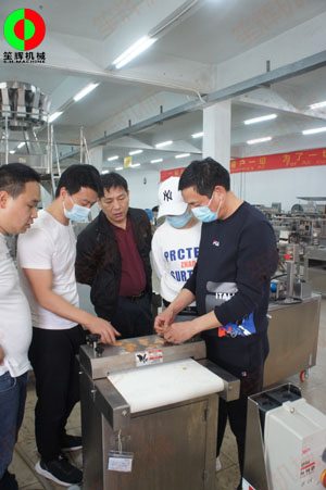 山東客戶一行親臨我司考察，購買魷魚去皮、魷魚切圈等水產(chǎn)加工設(shè)備！