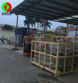 兩批客戶訂購的兩批蔬果加工設(shè)備同時裝車發(fā)貨！