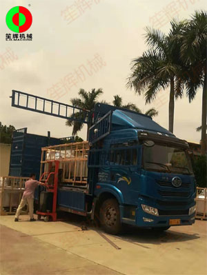 客戶訂購的多臺氣泡洗菜機(jī)裝車發(fā)貨，按期交付！