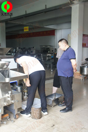 廣西客戶親臨我司考察并測(cè)試磨骨機(jī)等一批水產(chǎn)肉類(lèi)加工機(jī)械！