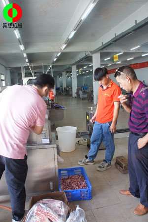 佛山某肉食品加工配送中心客戶一行人親臨我司測試訂購洗排骨機(jī)等設(shè)備！