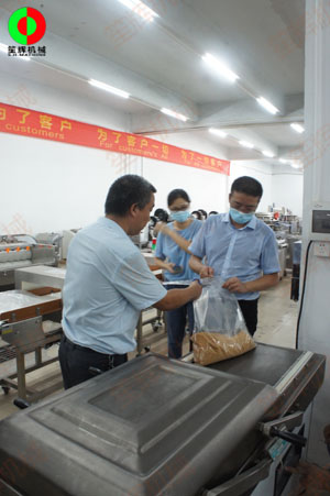 東莞客戶一行考察我司生產(chǎn)工廠，測(cè)試購(gòu)買(mǎi)真空包裝機(jī)！