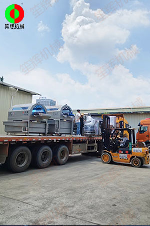 客戶訂購的智能渦流清洗線裝車出貨!