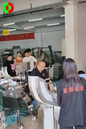 客戶(hù)來(lái)廠(chǎng)驗(yàn)收測(cè)試一批蔬果加工設(shè)備！